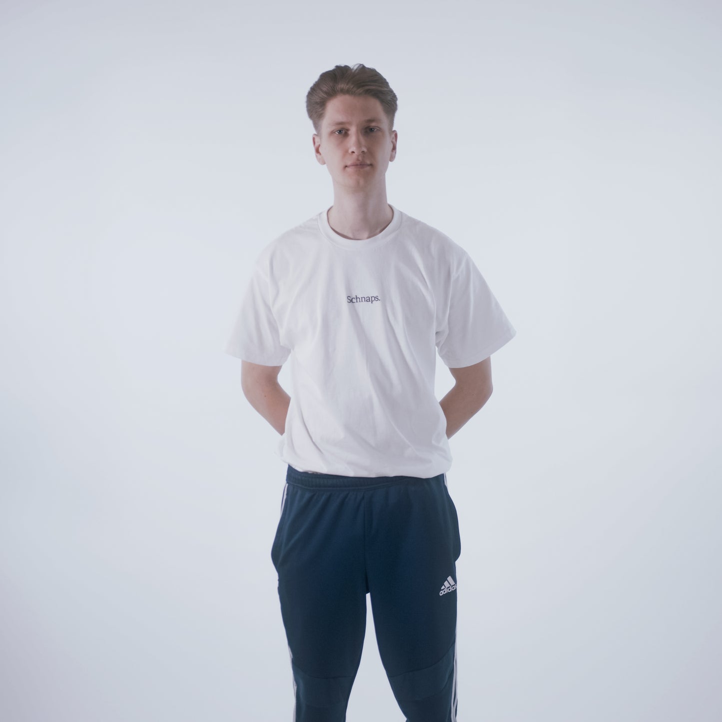 T-Shirt Schnaps. mit gesticktem Logo - weiß