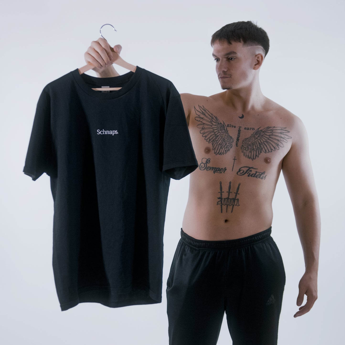 T-Shirt Schnaps. mit gesticktem Logo - schwarz