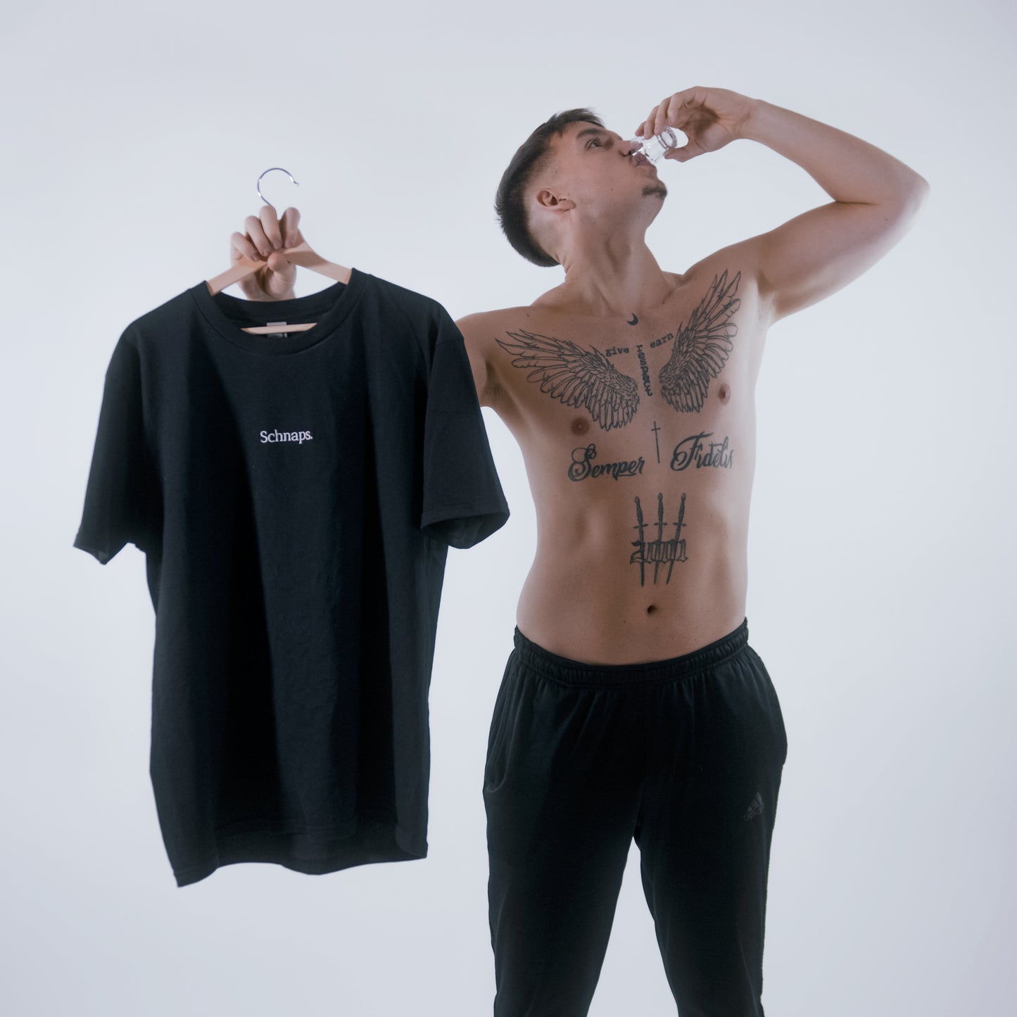 T-Shirt Schnaps. mit gesticktem Logo - schwarz